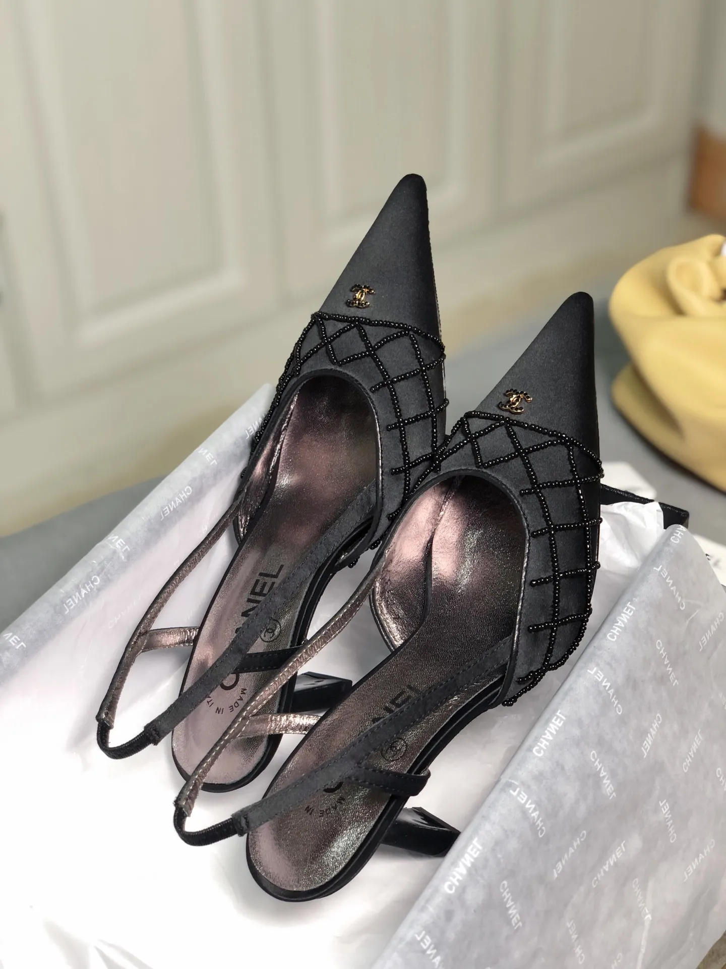 👟👟Ex-factory price 480👟👟 Women's Shoes Women's Clothing Chanel Xiaoxiang Vintave medieval style diamond-embellished pointed toe back lace-up high-heeled shoes〰 Size: 34-40 (34,40 can be customized, non-returnable) Xiaoxiang pearl shoes, a must-have classic mid-heeled sandal for the goddess~~ Three colors available: black and white apricot The upper is all silk➕The upper is decorated with hand-made beads, sheepskin lining for the feet, dyed genuine leather outsole ★Heel height: 6.5CM Size: 34-40